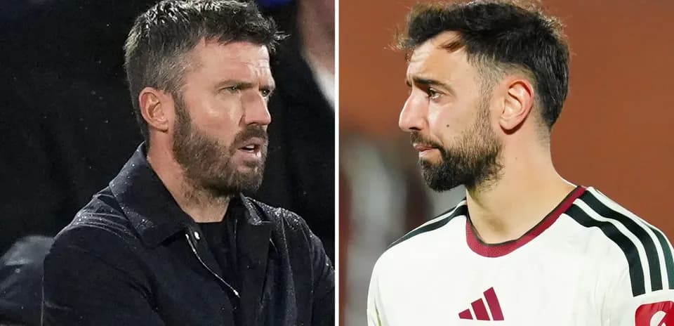Entraîneur et joueur discutant sur le terrain