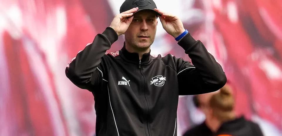Entraîneur ajustant sa casquette sur le terrain