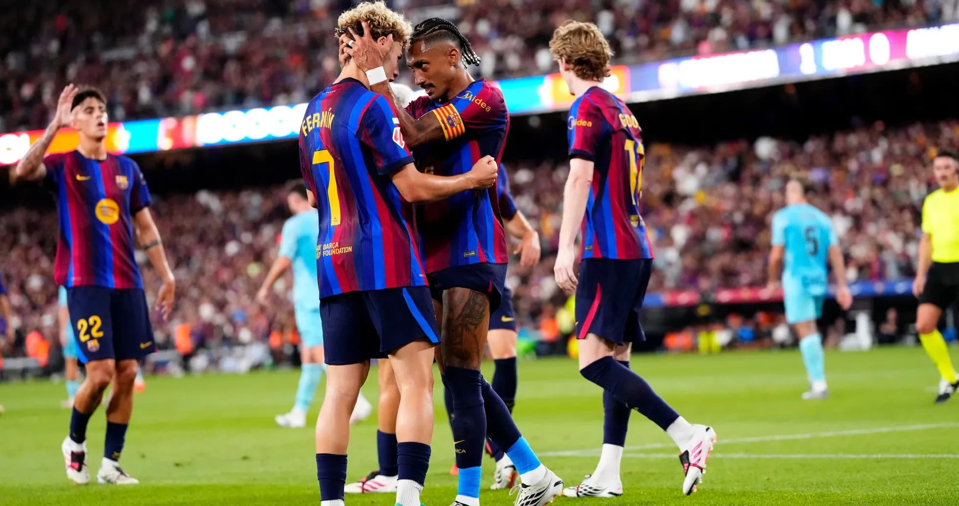 Joueurs du FC Barcelone célébrant un but