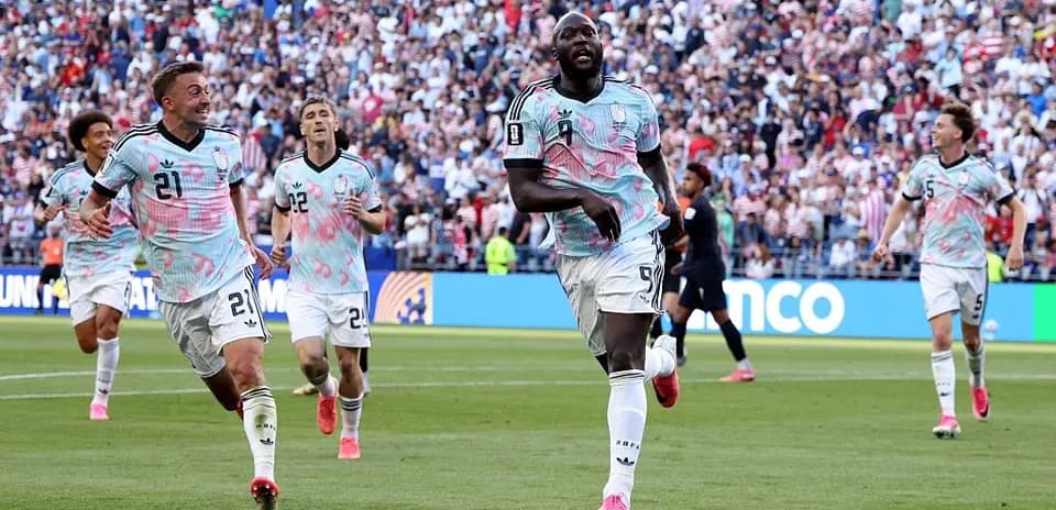 Joueurs célébrant un but lors d'un match