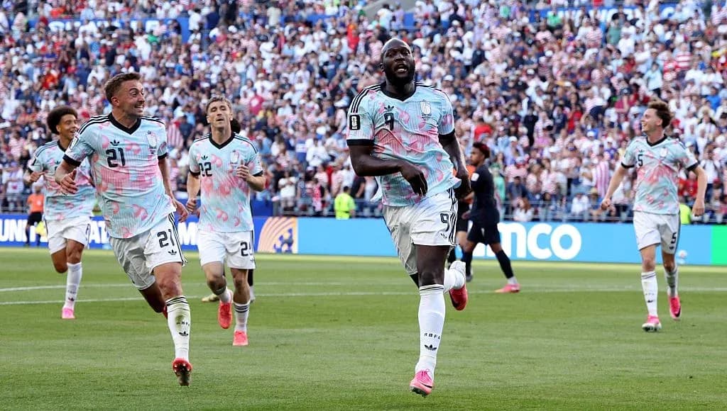 Joueurs célébrant un but lors d'un match