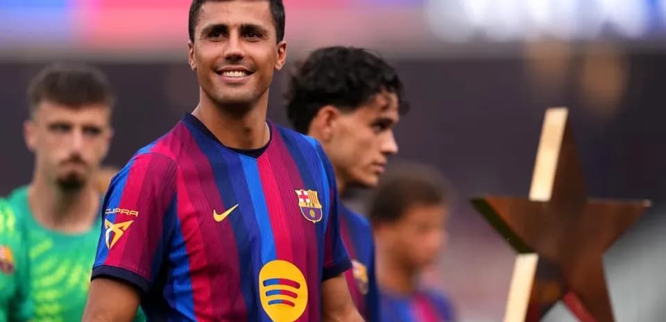 Joueur de Barcelone souriant avec un trophée