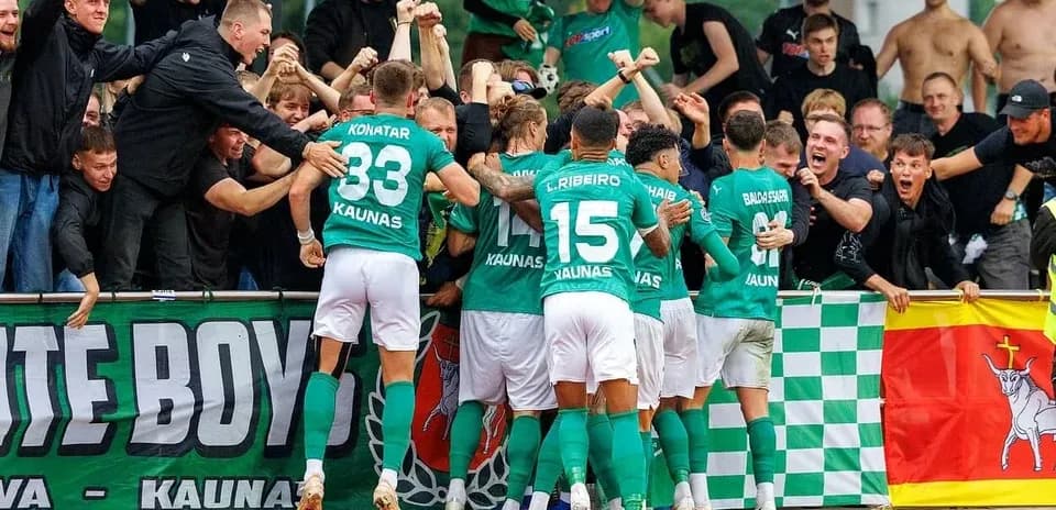 Joueurs de Kauno Žalgiris célébrant avec les fans