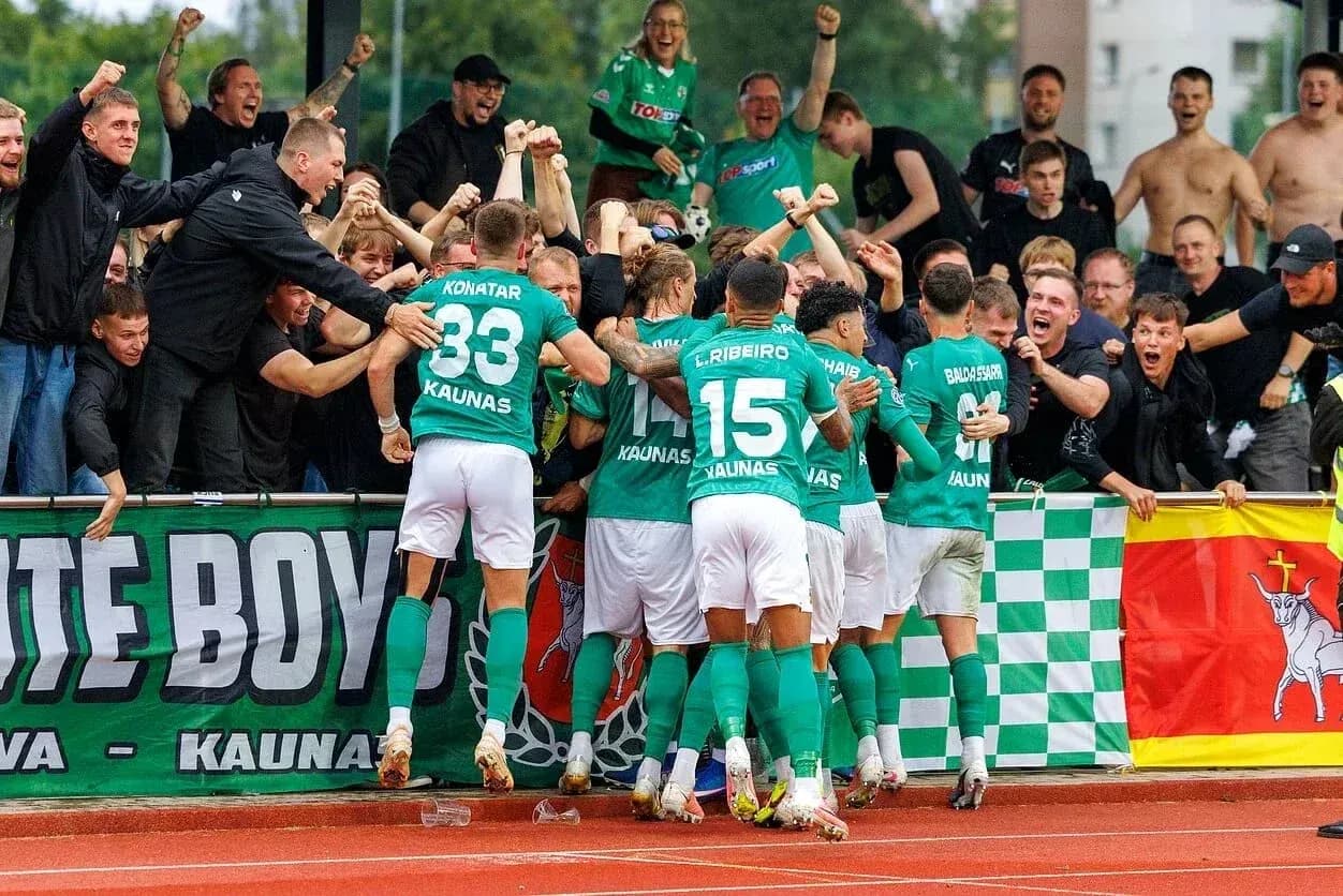 Joueurs de Kauno Žalgiris célébrant avec les fans