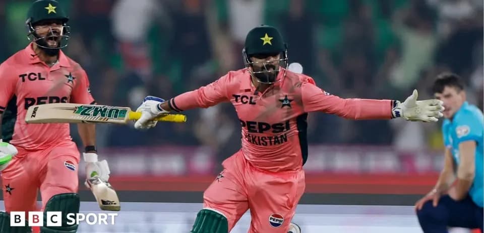 Joueurs de cricket célébrant une course décisive