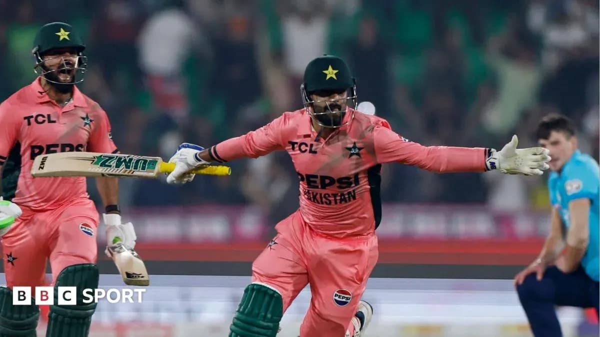 Joueurs de cricket célébrant une course décisive