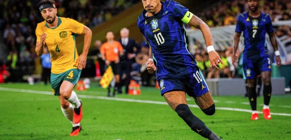 Joueur brésilien en action contre un joueur australien