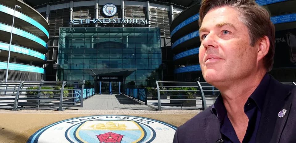 Vue de l'Etihad Stadium avec une personne au premier plan