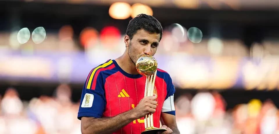 Joueur espagnol embrassant le trophée de la victoire