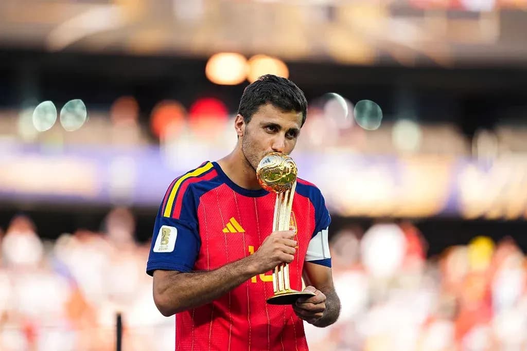 Joueur espagnol embrassant le trophée de la victoire