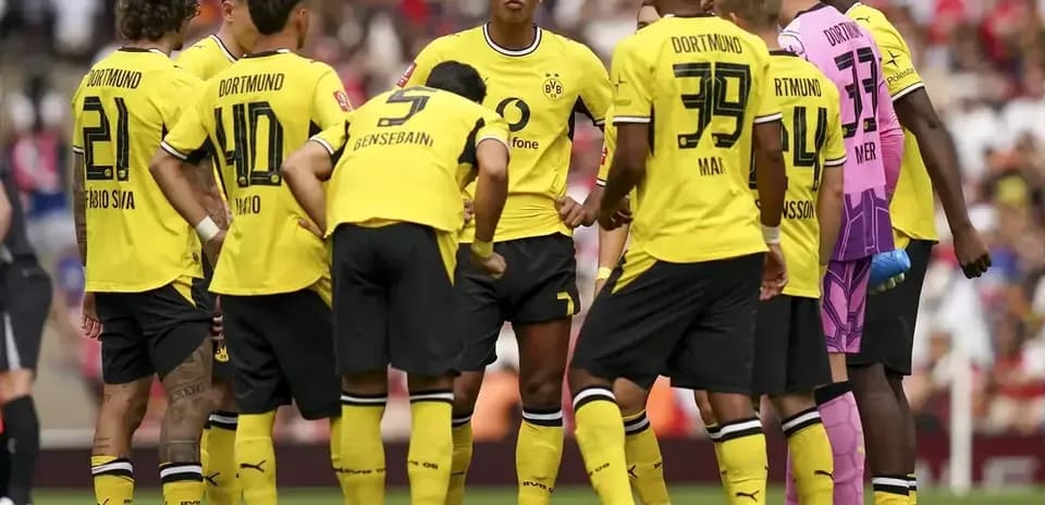 Équipe de Dortmund en discussion sur le terrain