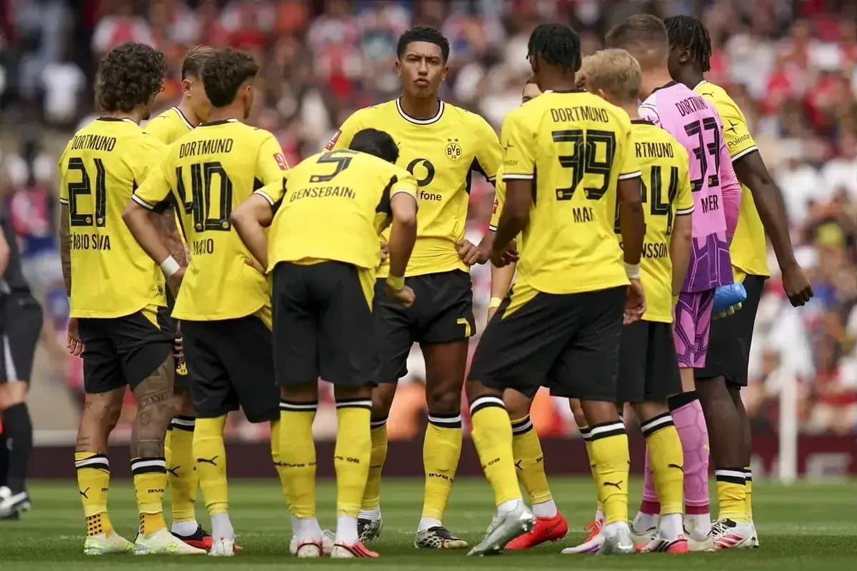 Équipe de Dortmund en discussion sur le terrain