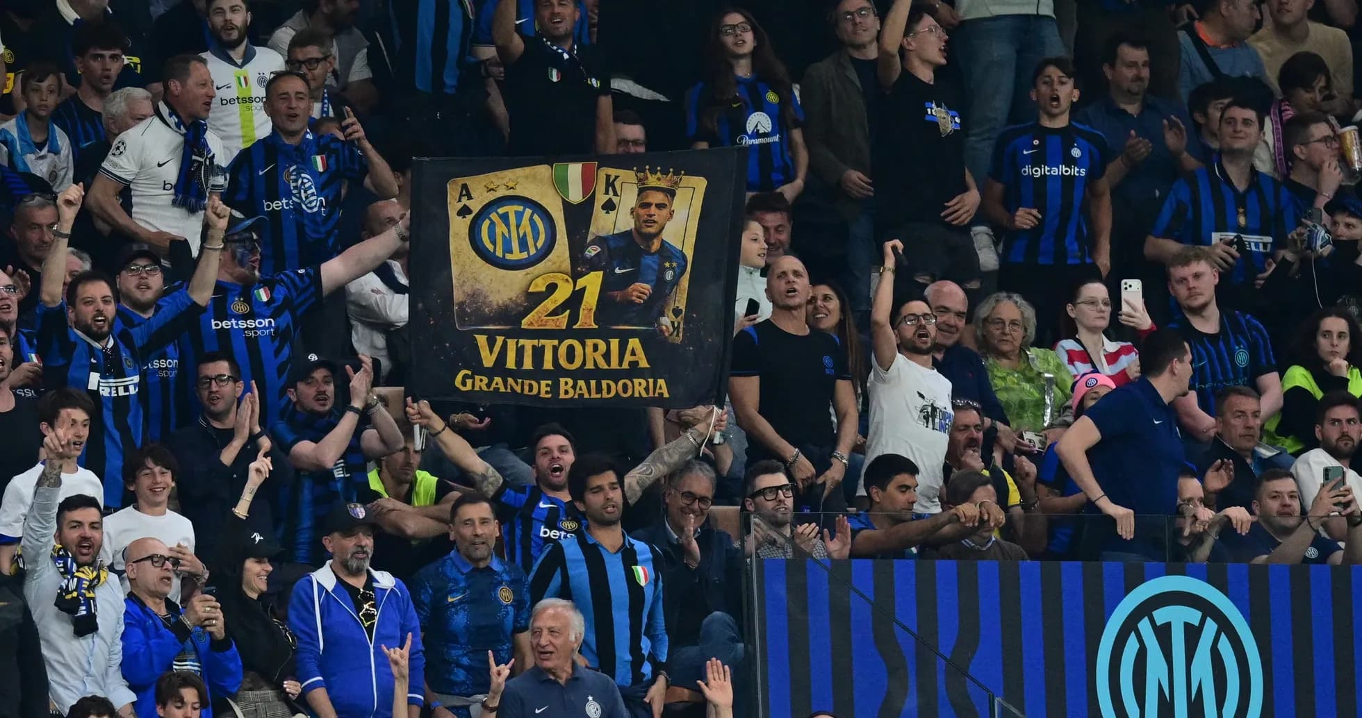 Supporters d'Inter avec une banderole