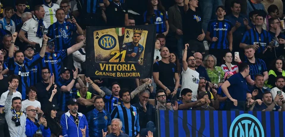Supporters d'Inter avec une banderole