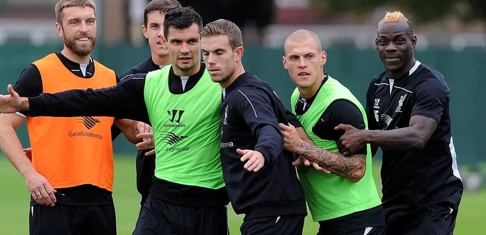 Joueurs de Liverpool s'entraînant sur le terrain