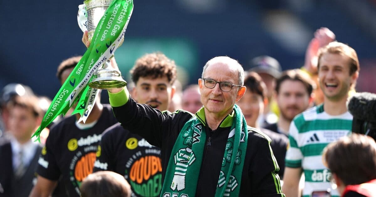 Entraîneur levant le trophée avec des joueurs en arrière-plan