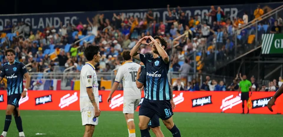 Un joueur célèbre un but lors du match