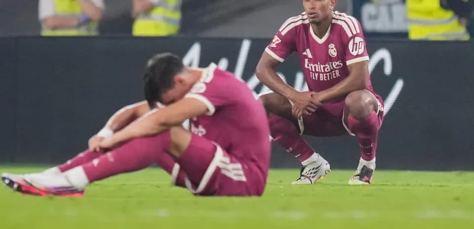 Joueurs du Real Madrid assis sur le terrain après le match
