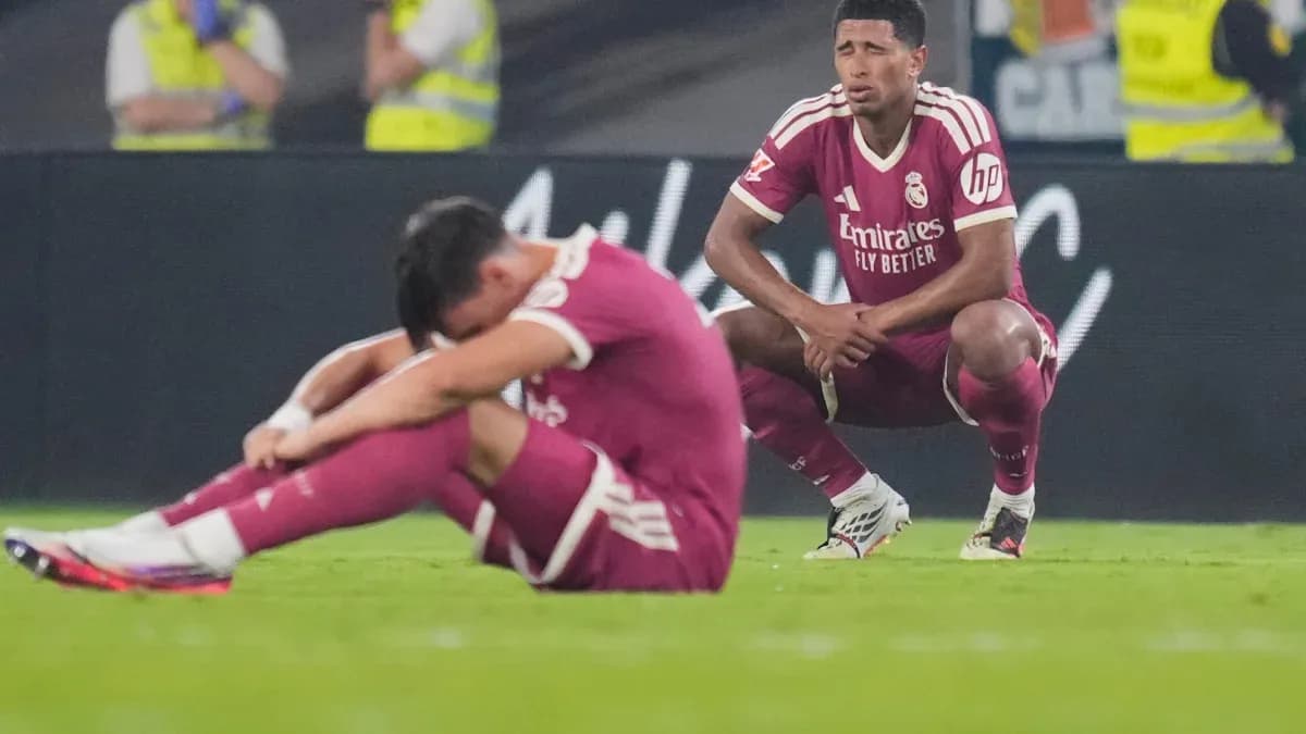 Joueurs du Real Madrid assis sur le terrain après le match