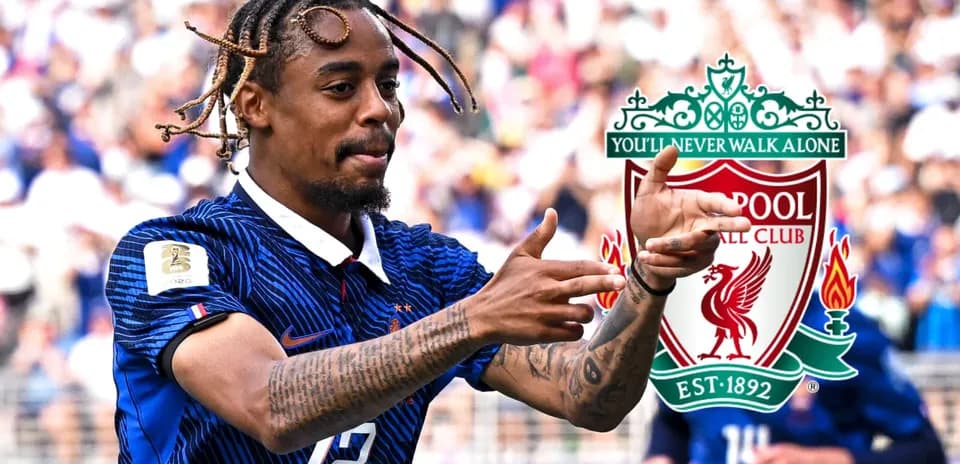 Joueur de l'équipe de France célébrant un but