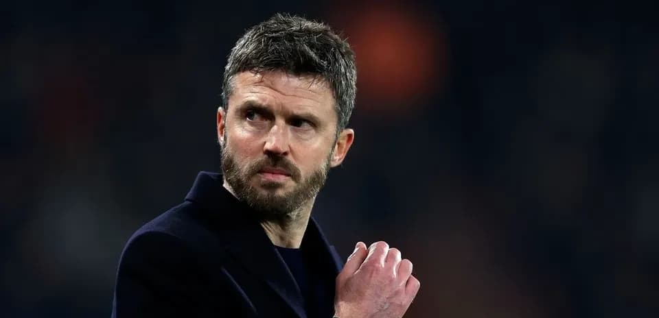 Entraîneur observant le match sur le terrain