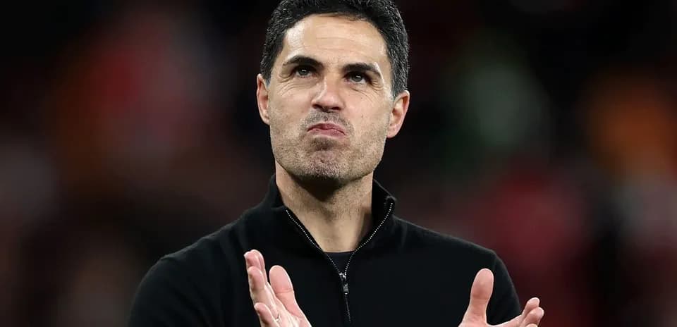Entraîneur applaudissant après un match