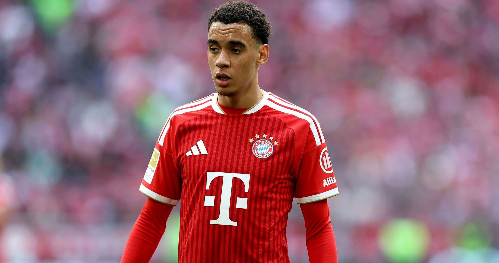 Joueur de Bayern Munich en maillot rouge sur le terrain