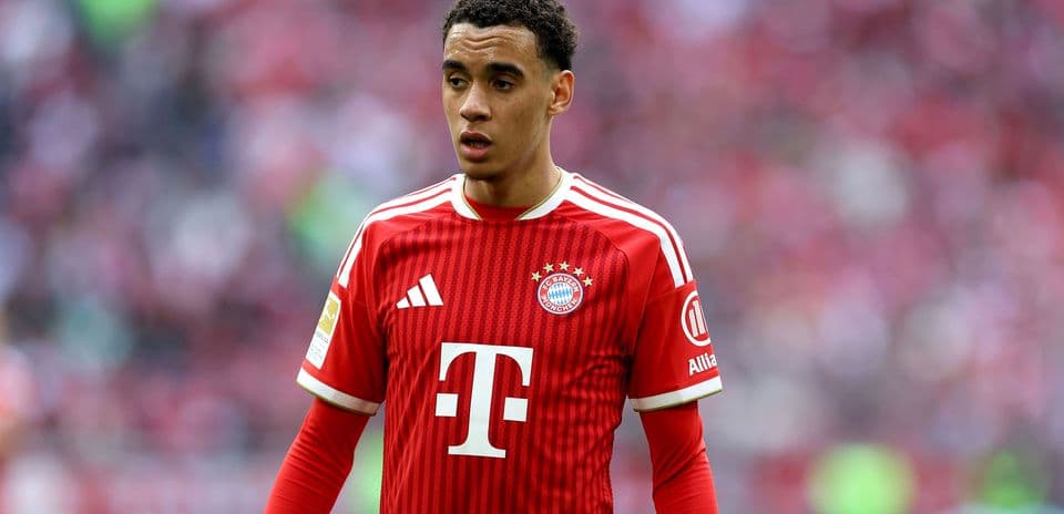 Joueur de Bayern Munich en maillot rouge sur le terrain