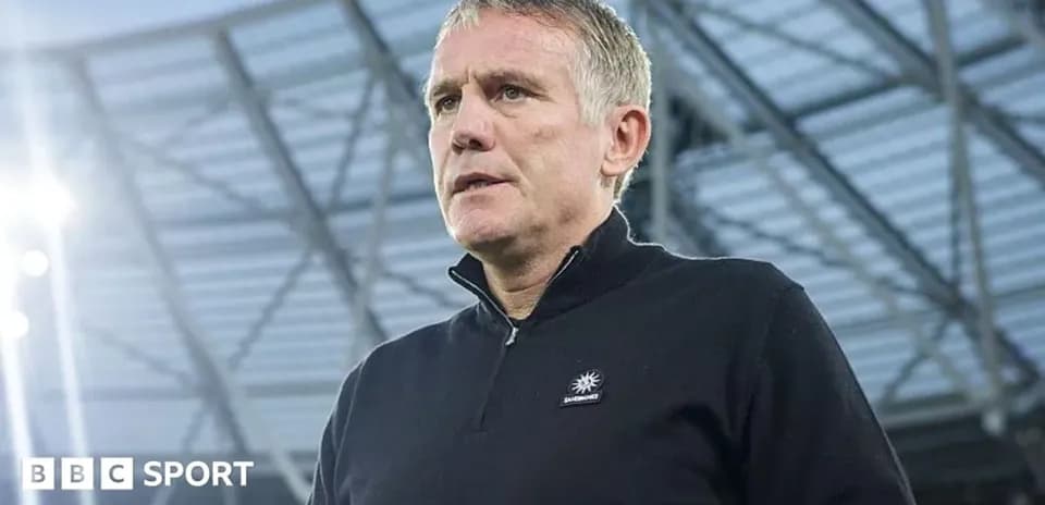 Entraîneur observant le stade avant un match