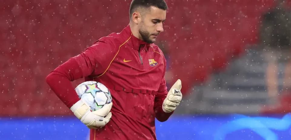 Gardien de but s'échauffant sous la pluie