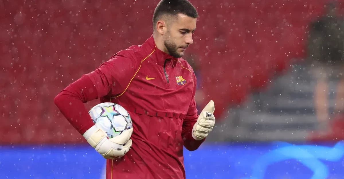 Gardien de but s'échauffant sous la pluie
