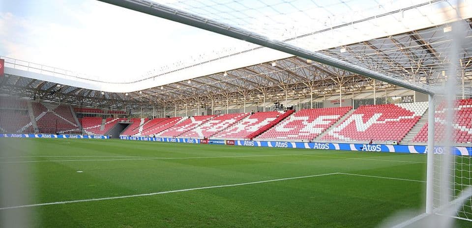 Vue du terrain de football dans le stade