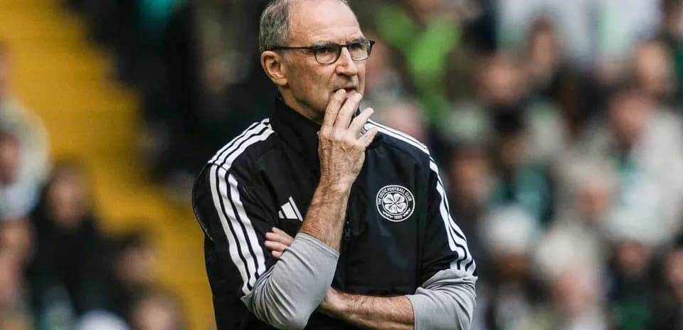 Entraîneur observant le match avec concentration