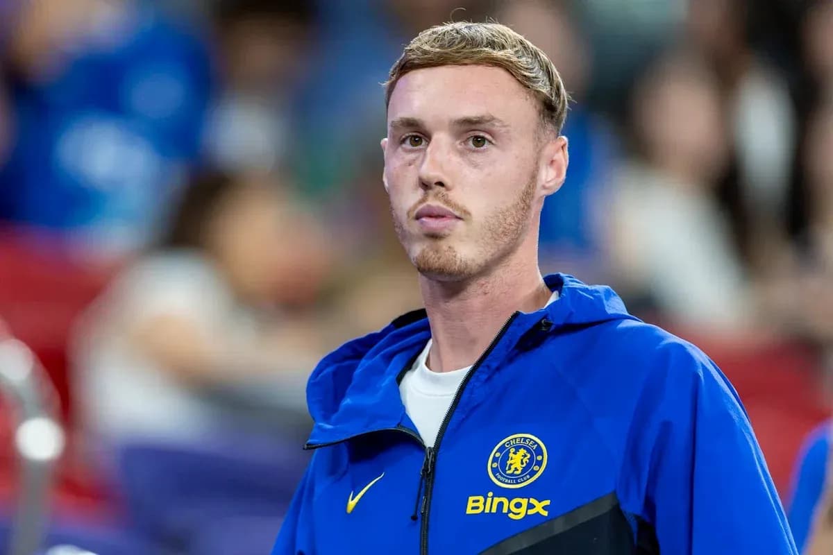 Joueur de Chelsea portant une veste bleue