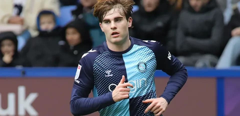 Joueur courant sur le terrain avec un maillot de Wycombe