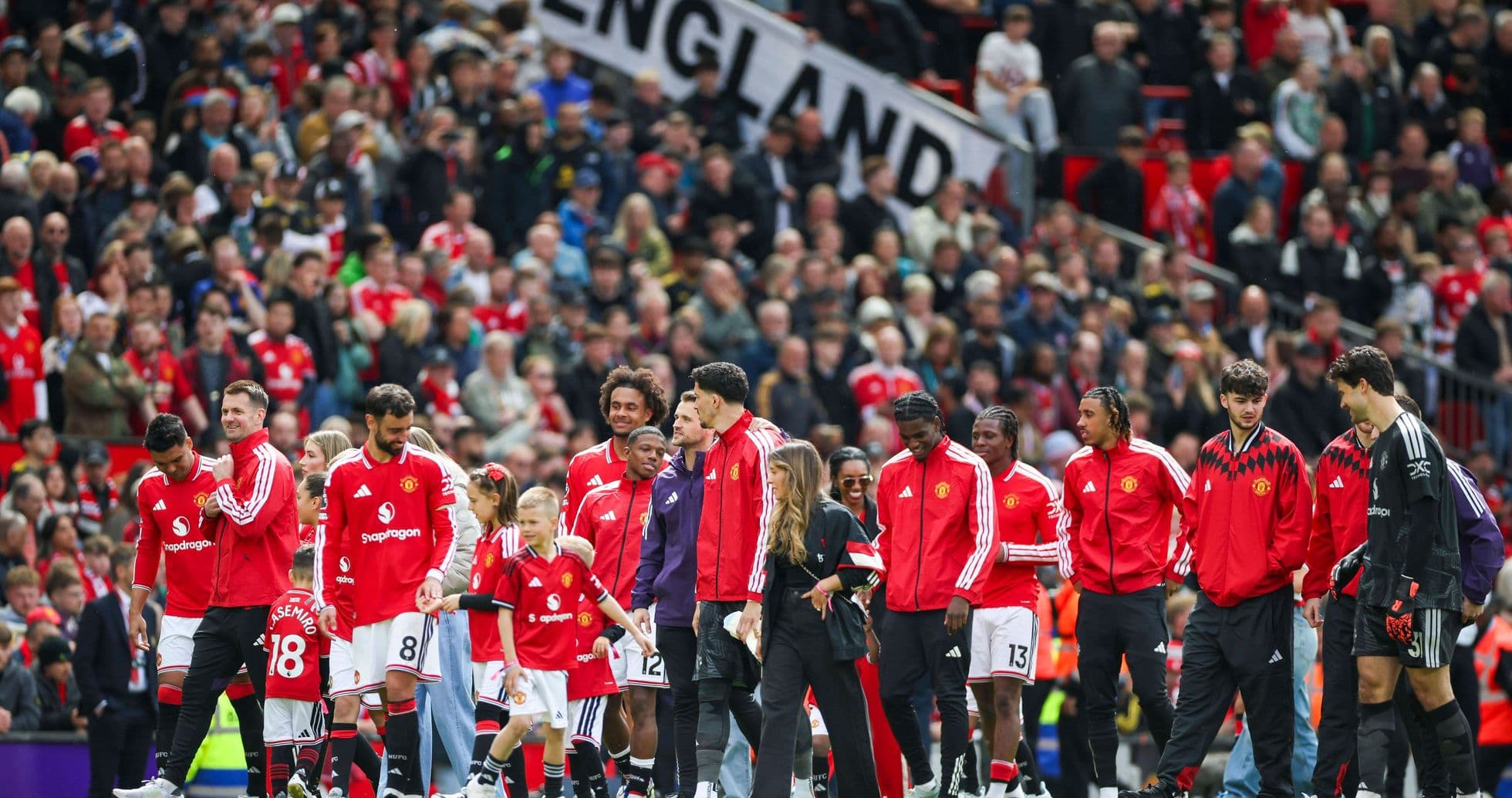 Équipe de Manchester United entrant sur le terrain