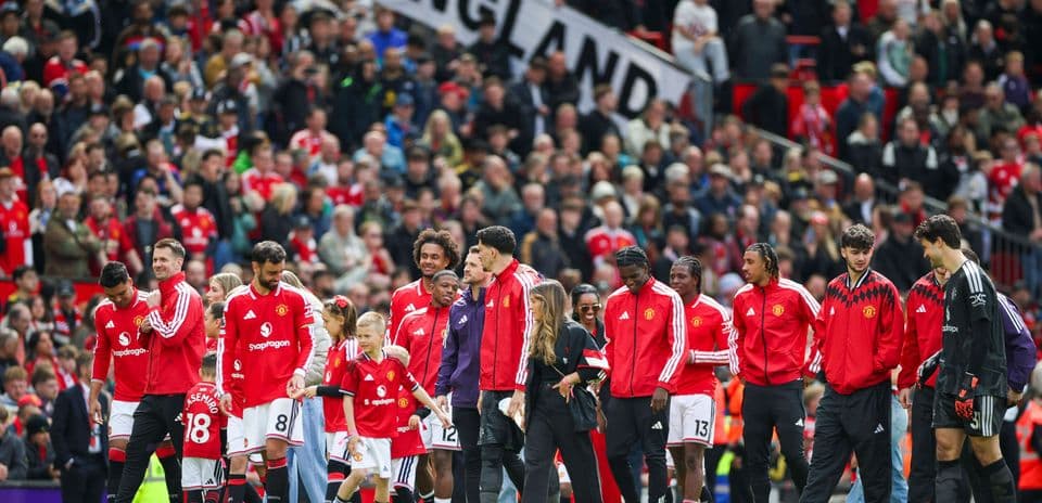 Équipe de Manchester United entrant sur le terrain