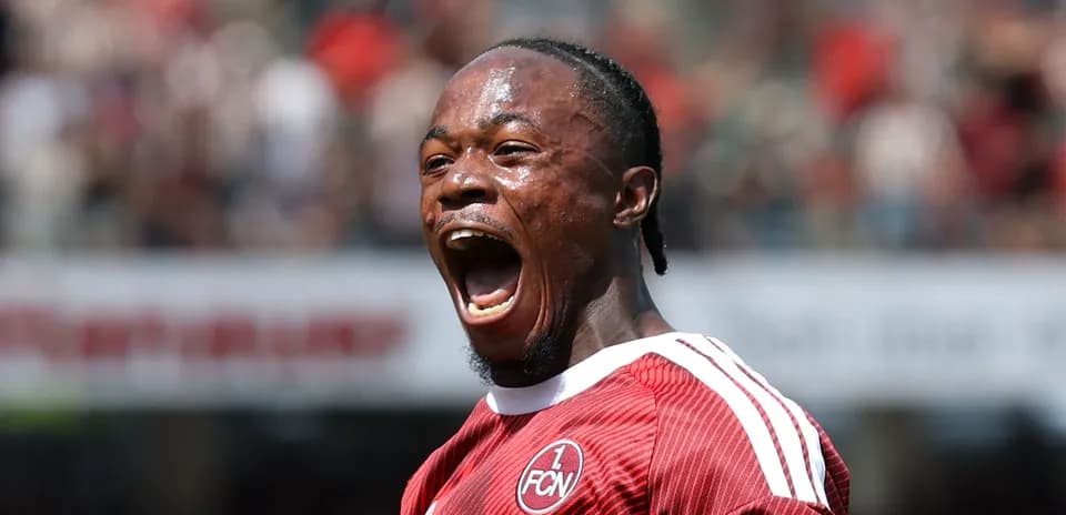 Joueur célébrant un but avec enthousiasme