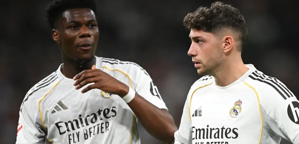 Deux joueurs de Real Madrid discutant sur le terrain