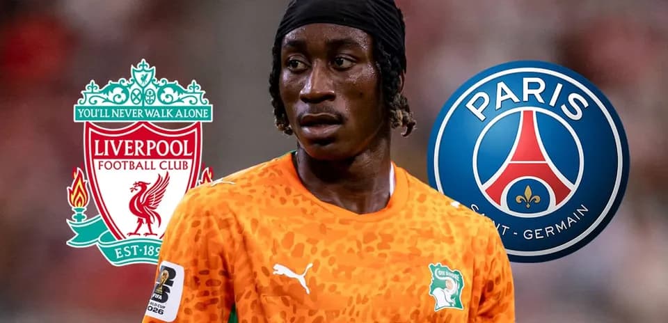 Joueur en maillot orange avec logos de Liverpool et PSG