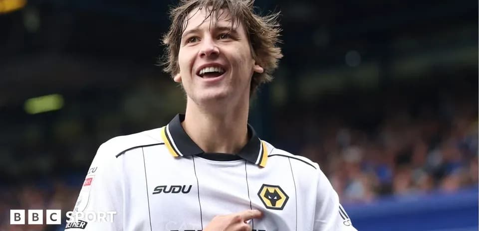 Joueur célébrant après un but avec le maillot de Wolverhampton