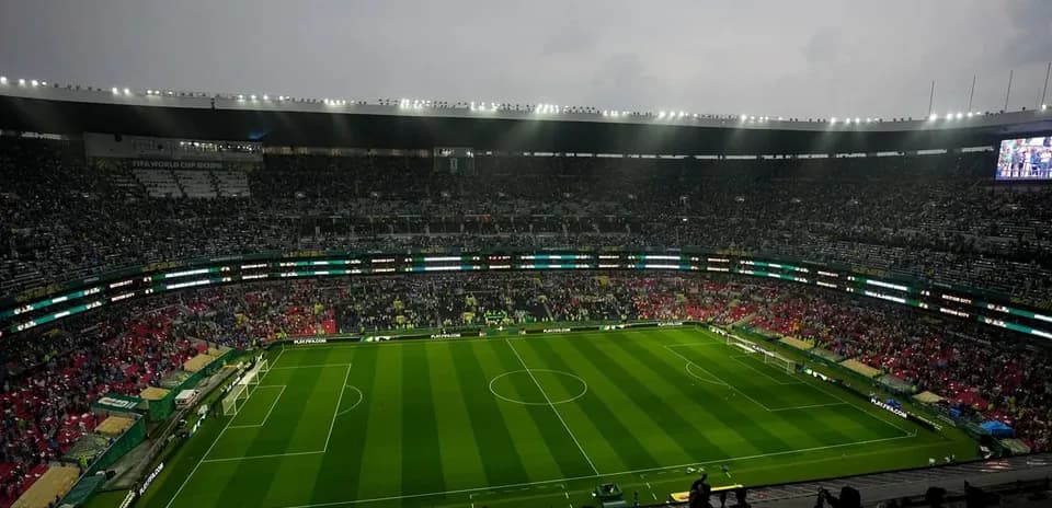 Stade rempli de spectateurs avant un match de football