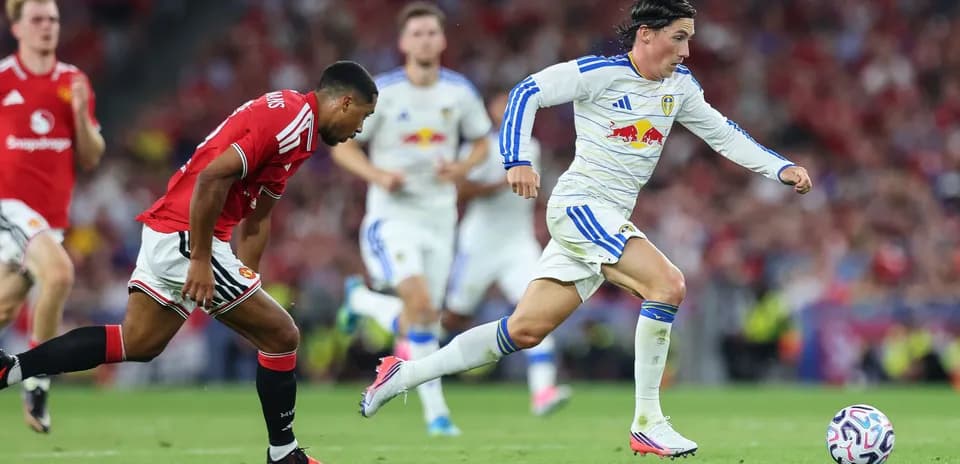 Joueur de Leeds United dribblant un défenseur de Manchester United