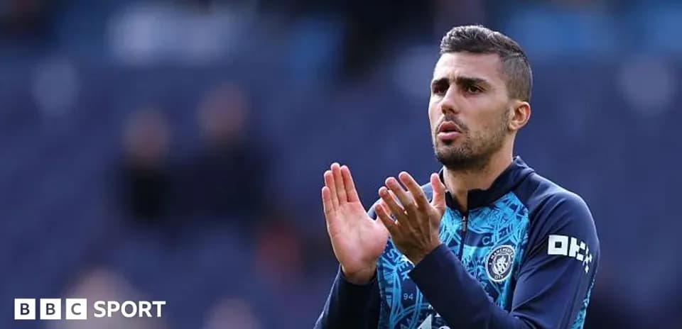 Joueur applaudissant avant le match sur le terrain