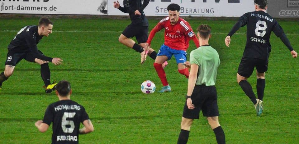 Joueurs de Homberg et Kleve en action