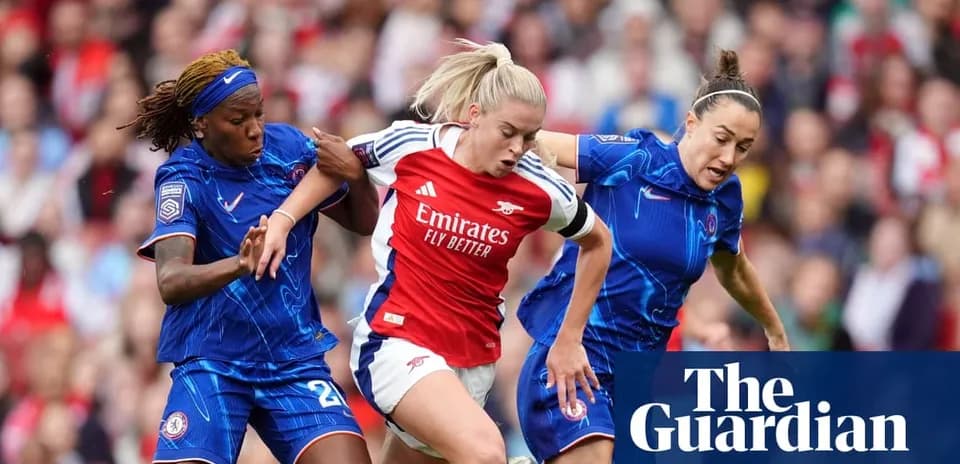 Trois joueuses de football en action lors d'un match