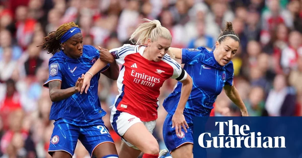 Trois joueuses de football en action lors d'un match Trois joueuses de football en action lors d'un match
