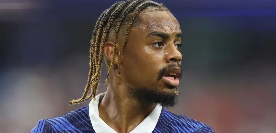 Joueur de football en maillot bleu sur le terrain