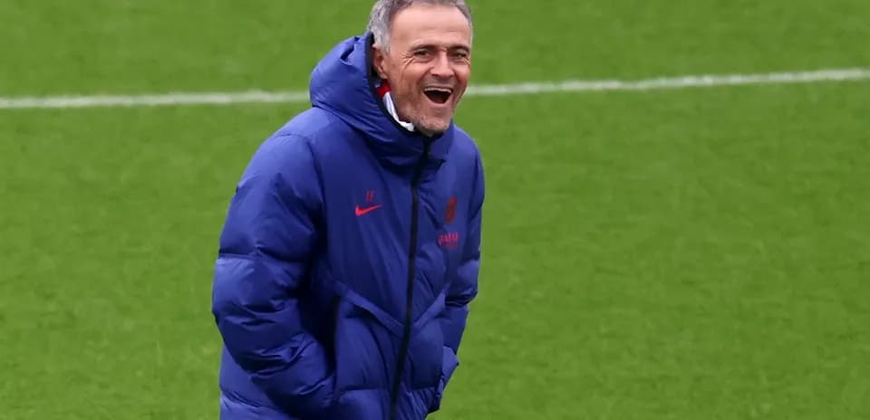 Entraîneur souriant sur le terrain d'entraînement