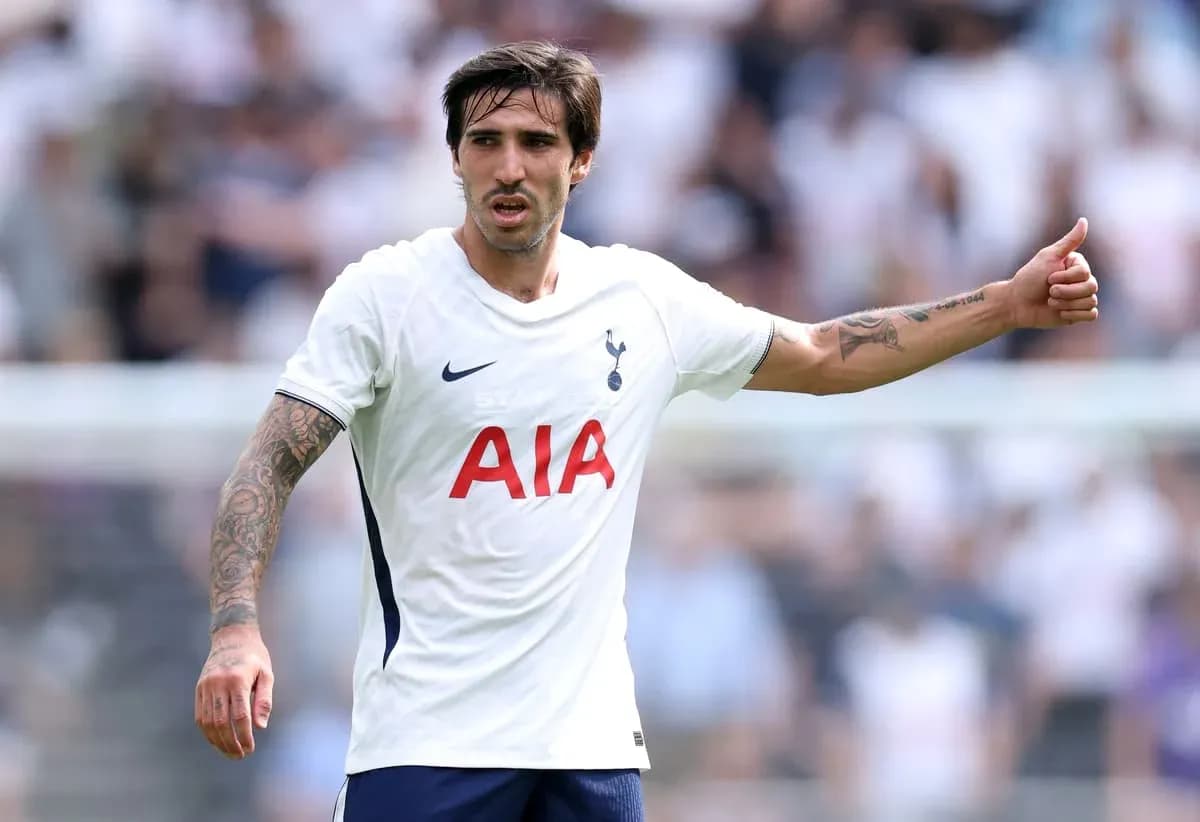 Joueur de Tottenham signalant une action sur le terrain